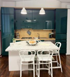 een keuken met een aanrecht met drie stoelen en een tafel bij H2O Home2Office in Budrio