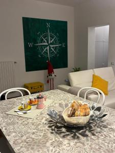 een tafel met een kom eten erop bij H2O Home2Office in Budrio