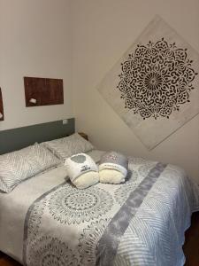 een slaapkamer met een bed met twee kussens erop bij H2O Home2Office in Budrio