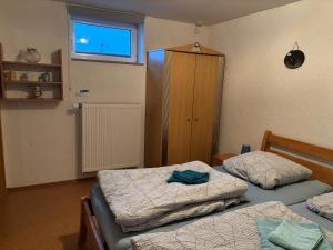 una stanza con due letti singoli e una finestra di Ferienwohnung Marienhof Erdgeschoss a Seelbach