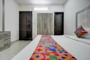 Postel nebo postele na pokoji v ubytování FabHotel Tree view Residency