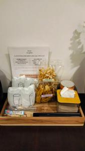 een doos met eten bovenop een tafel bij Nan poolvilla in Ban Kot