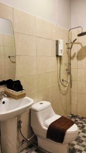 een badkamer met een toilet, een wastafel en een douche bij Nan poolvilla in Ban Kot