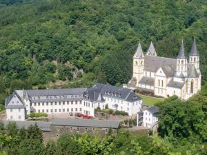 una vista aerea di un grande edificio bianco con chiesa di Ferienwohnung Marienhof Erdgeschoss a Seelbach