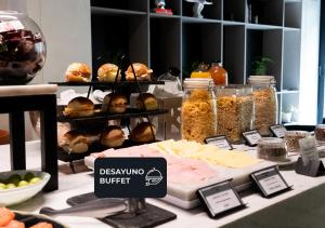 een dessertbuffet met kaas en andere lekkernijen op een tafel. bij Hotel Palermitano by DOT Boutique in Buenos Aires