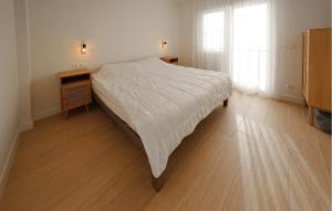 En eller flere senge i et værelse på 2 Bedroom Amazing Apartment In Oostende