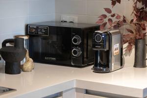 Παροχές για τσάι/καφέ στο The Poet Den with 120 inch screen