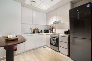 Η κουζίνα ή μικρή κουζίνα στο The Poet Den with 120 inch screen