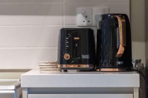 Η κουζίνα ή μικρή κουζίνα στο The Poet Den with 120 inch screen +42 φωτογραφίες