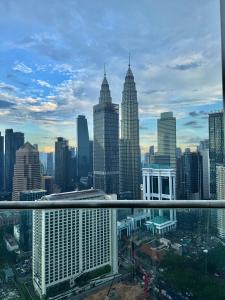 une vue sur les toits d'une ville avec de grands immeubles dans l'établissement HaBiBi hOmE Klcc, à Kuala Lumpur