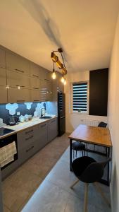 Nhà bếp/bếp nhỏ tại Tabago Studio 42 Oława Iwaszkiewicza +3 ảnh