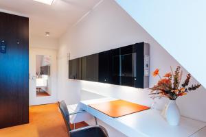 ein Esszimmer mit einem weißen Tisch und Stühlen in der Unterkunft Heideblick - Tagungs- und Freizeithotel an der Lüneburger Heide in Jesteburg