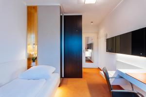 ein Zimmer mit zwei Betten und einem Tisch und Stühlen in der Unterkunft Heideblick - Tagungs- und Freizeithotel an der Lüneburger Heide in Jesteburg