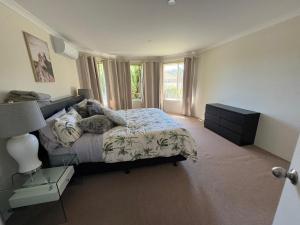 En eller flere senge i et værelse på Bertram Family Retreat