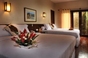 Een bed of bedden in een kamer bij Tetirah Boutique Hotel Salatiga