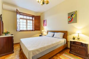 een slaapkamer met een bed en een raam bij Casa Fermil do Lago in Veade