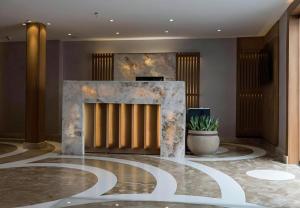 vestíbulo con chimenea en un edificio en Nile cruise from Luxor to Aswan 4 nights From Aswan to Luxor 3 nights, en Luxor