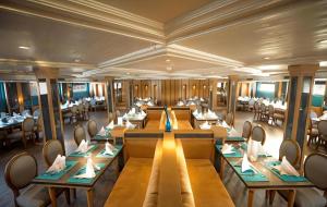 En restaurant eller et andet spisested på Nile cruise from Luxor to Aswan 4 nights From Aswan to Luxor 3 nights