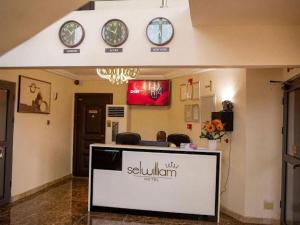 een kamer met klokken aan de muur en een aanrecht bij Selwilliam Hotel Limited in Trofwi