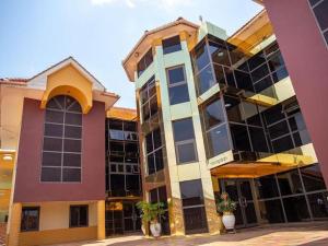 een groot gebouw met planten ervoor bij Selwilliam Hotel Limited in Trofwi