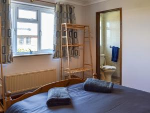 En eller flere senge i et værelse på The Shanty + 9 billeder