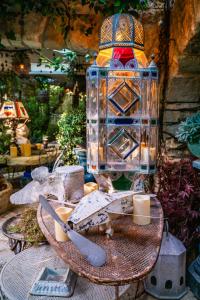 ein Glasgefäß mit einer Kerze auf dem Tisch in der Unterkunft La maison de la piscine in Goult + 29 Fotos