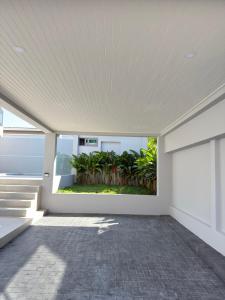 Ko SamuiCH Villa Sand Stone的一栋空房子，墙边有个花园