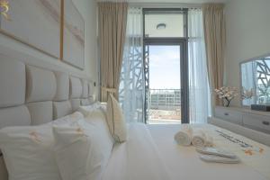 En eller flere senge i et værelse på 1BR Retreat - Warm Tones & Thoughtful Design + 42 billeder