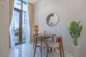 Et opholdsområde på 1BR Retreat - Warm Tones & Thoughtful Design