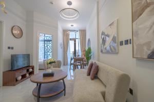 Et tv og/eller underholdning på 1BR Retreat - Warm Tones & Thoughtful Design