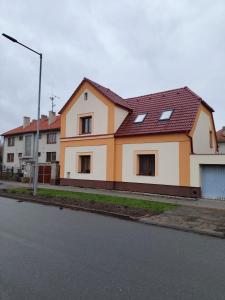 een huis met een rood dak op een straat bij Apartmán Opolany in Opolany