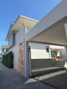 Ko SamuiCH Villa Sand Stone的一座房子,有门和石墙