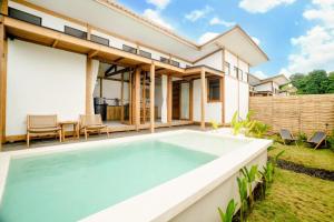 ein Swimmingpool vor einem Haus in der Unterkunft Musa Uluwatu Villas in Uluwatu