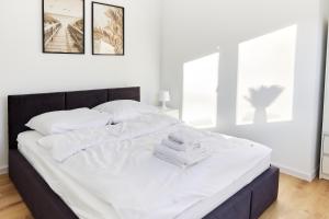 En eller flere senge i et værelse på Park & Town Apartment