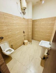 ein Badezimmer mit Toilette und Waschbecken in der Unterkunft Hotel heaven inn in Amritsar