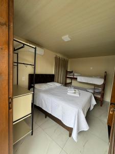 En eller flere senge i et værelse på Residencial Lara 7