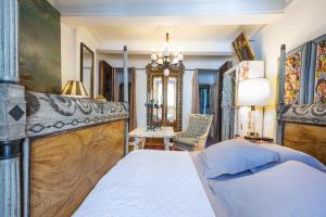 ein Schlafzimmer mit einem Bett, einem Schreibtisch und einem Stuhl in der Unterkunft La maison de la piscine in Goult