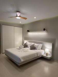 Postel nebo postele na pokoji v ubytování CH Villa Travertine Stone