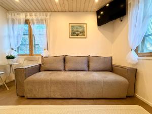 un divano in soggiorno con tende blu di Guest House Salo-City a Salo