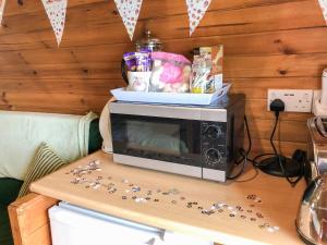 eine Mikrowelle auf einem Tisch in der Unterkunft Rivendell Glamping Pod - Uk11881 in North Tamerton