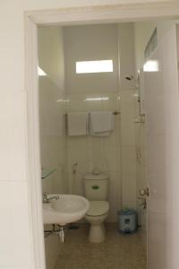 y baño con aseo y lavamanos. en Thanh Ha Guesthouse, en Can Tho