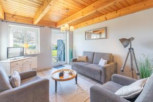 un soggiorno con due divani e una TV di Schipp Landen Frida a Schobüll