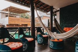een groep stoelen en hangmatten op een balkon bij Che Lagarto Hostel Itacaré in Itacaré