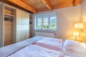 un letto grande in una camera da letto con finestra di Schipp Landen Frida a Schobüll