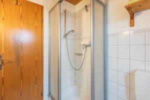 een douche met een glazen deur in een badkamer bij Schipp Landen Johanna in Schobüll +22 foto's