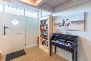 een kamer met een boekenplank naast een deur bij Schipp Landen Johanna in Schobüll