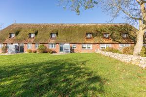 una grande casa in mattoni con tetto in erba di Schipp Landen Lisa a Schobüll