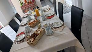 einen Tisch mit Tellern und Essen darüber in der Unterkunft les prés de la reine in Saint-Doulchard + 9 Fotos