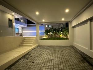 Ko SamuiCH Villa Sand Stone的从房子里可以看到空荡荡的走廊和花园景色。 更多10张照片