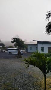 een witte auto geparkeerd voor een gebouw bij Nan poolvilla in Ban Kot